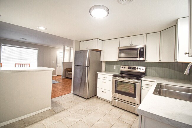 Building Photo - Cypress Street Duplex