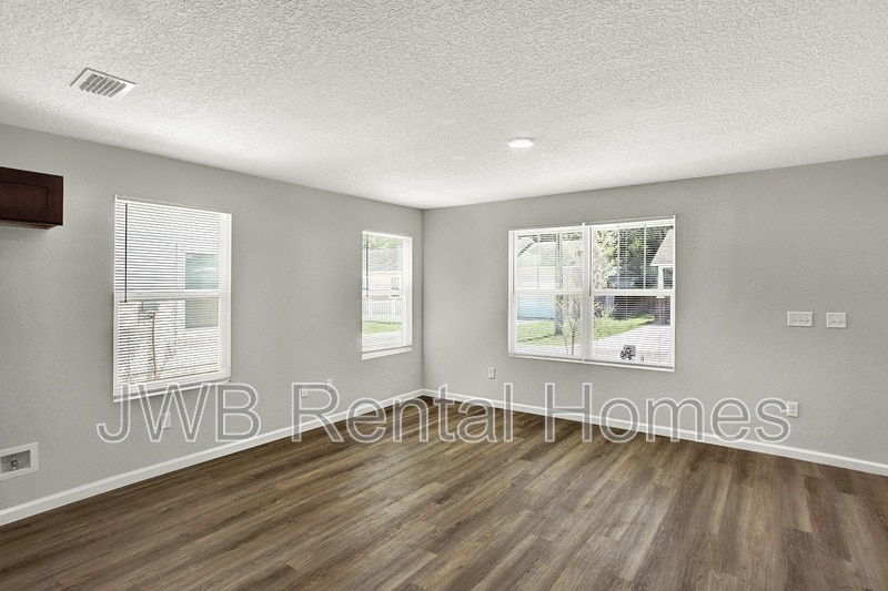 Building Photo - 627 Blodgetts Ln