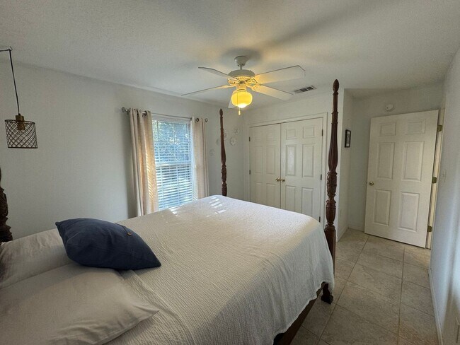 Building Photo - Gulf Breeze - Melissa Oaks - 4 Bedroom, 2 Bathroom w/ pool