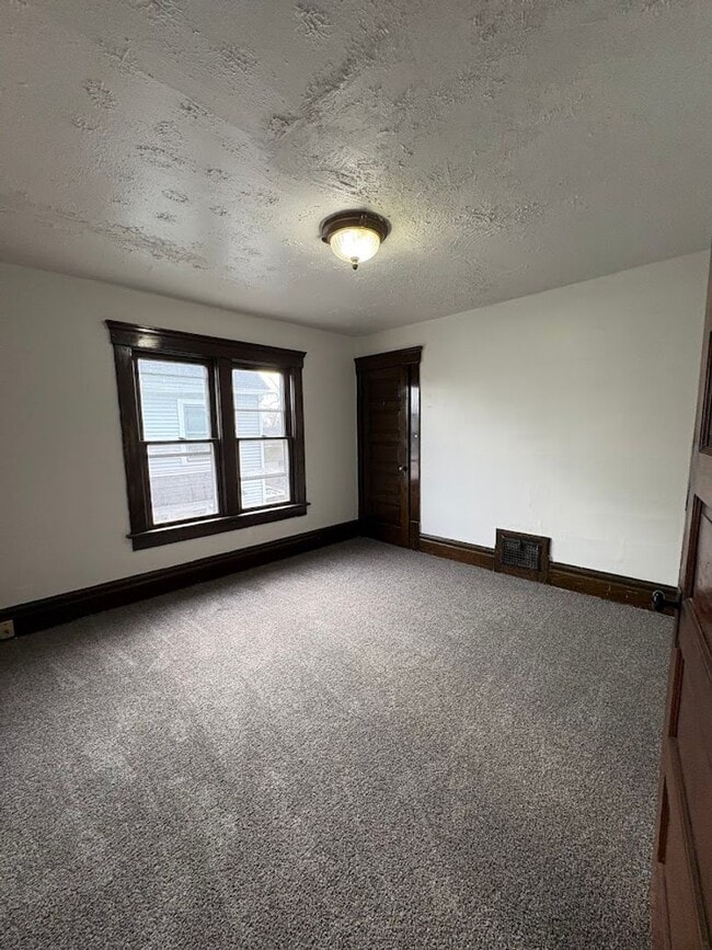 Building Photo - Large 4 bedrooms 2 full bathroom home for rent