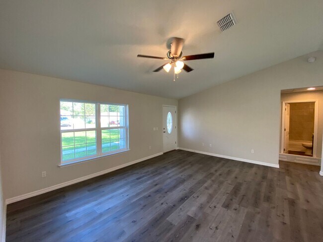 Building Photo - Custom Home - Desirable SE Ocala Neighborhood 3/2/2 **Won't Last**