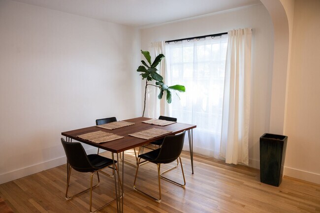 Building Photo - 3 Bedrooms + 2 Bathrooms | Midtown Ventura | Furnished or Unfurnished