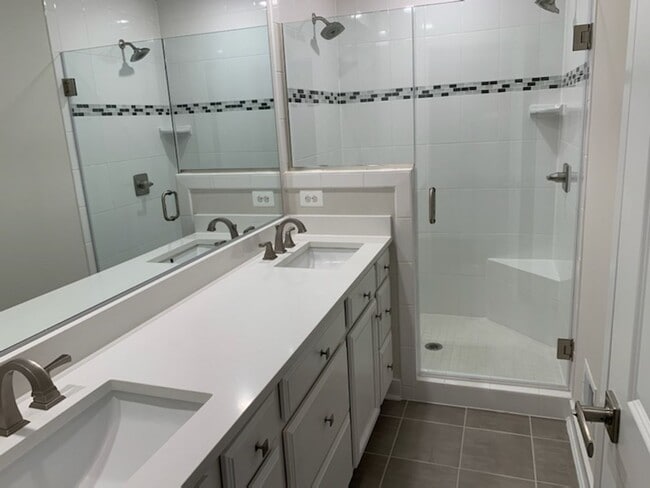 Building Photo - HERNDON - *3262 Woodland Park Rd Unit #3E *