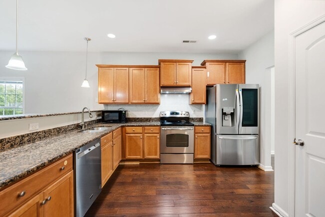 Building Photo - Gorgeous 5 bedroom home with loft + fully fenced yard!