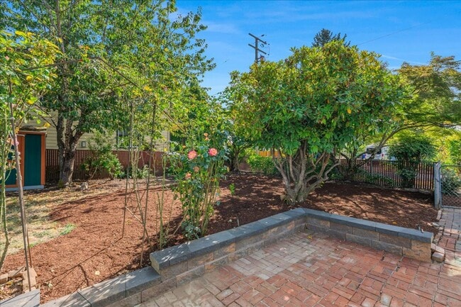 Building Photo - Sweet & Charming 2/1 Home Available Immedi...