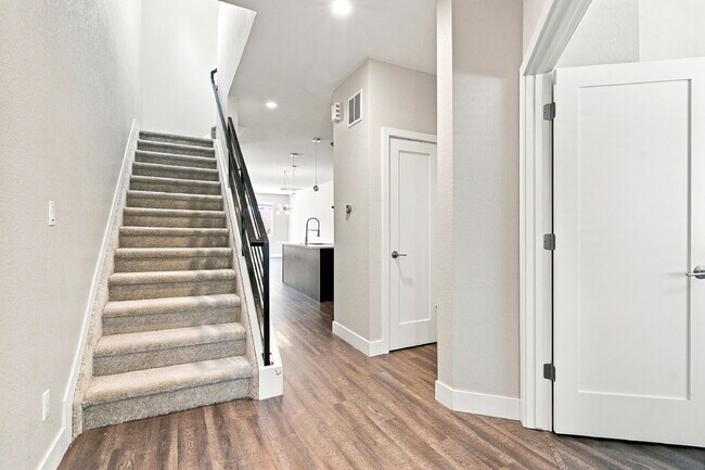 Building Photo - $3,740.95 - 4 bed, 3.5 bath Updated Townhome in Englewood!