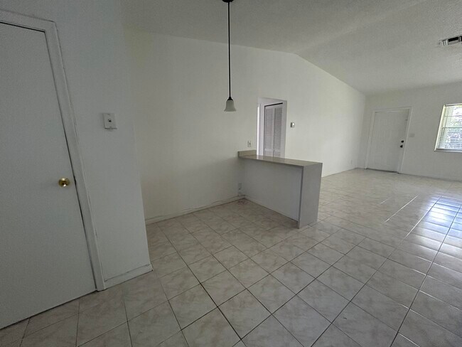 Building Photo - 6140 SW 41st Ct