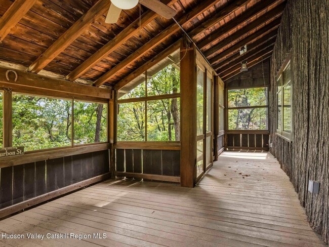 Building Photo - 5 Riverby Ln