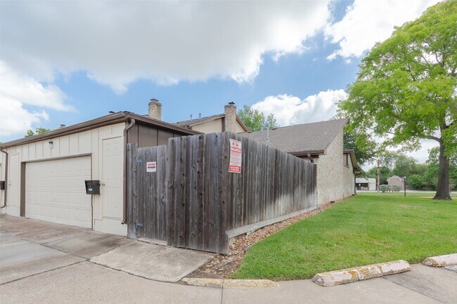 Building Photo - 11776 S Kirkwood Rd