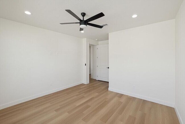 Building Photo - 10374 Tierra Santa Dr