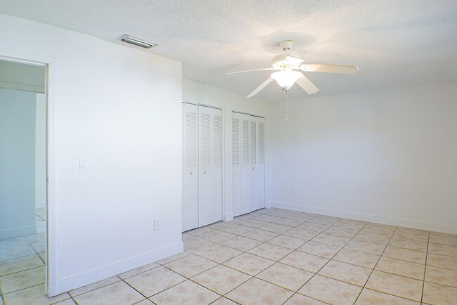 Building Photo - Cozy 2 beds 1 bath apartment in Fort Myers