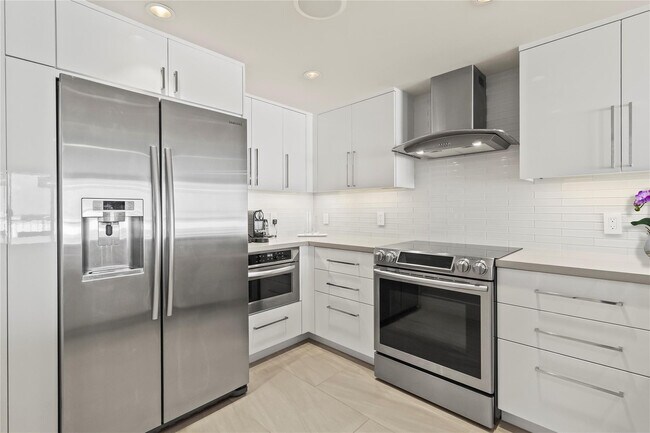 Building Photo - 800 SE 20th Ave