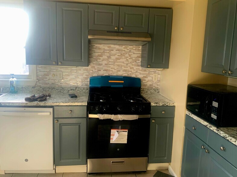 Building Photo - 712 John St