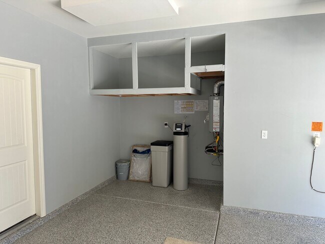 Building Photo - 2983 Duverney Ave