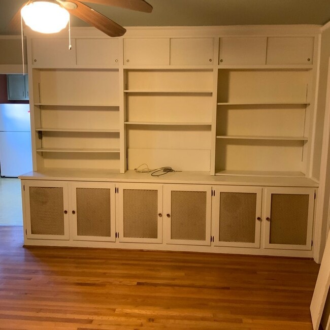 Building Photo - 200 Sunset Dr