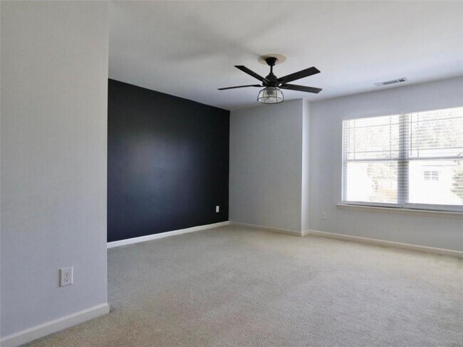 Building Photo - 204 Highland Village Ln
