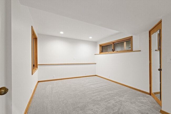 Building Photo - 1424 Bradford Dr