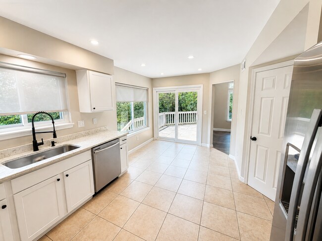 Building Photo - Updated 3BR Niceville Home with Soaring Ceilings, Luxury Primary Suite & Spacious Cul-de-Sac Lot