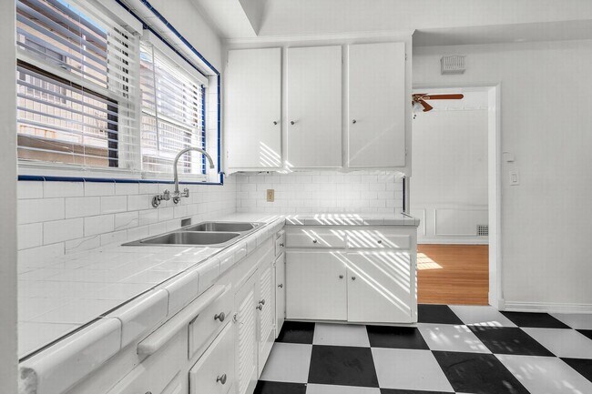 Building Photo - Stunning Townhome Style 2 bedroom with washer/dryer!