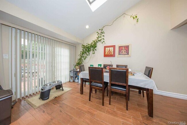 Building Photo - 413 Clearmeadow Dr