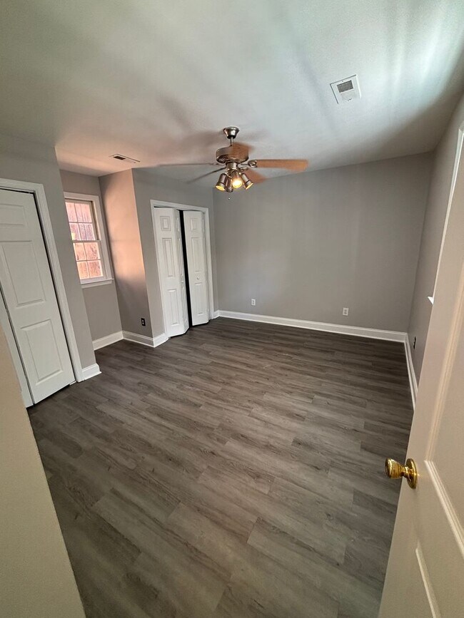 Building Photo - 2 Bedroom 2 Bathroom in The Charleston Pen...