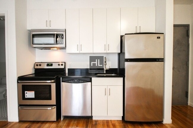 Building Photo - MELROSE STREET / 3-Bed 1.5-bath Bushwick P...