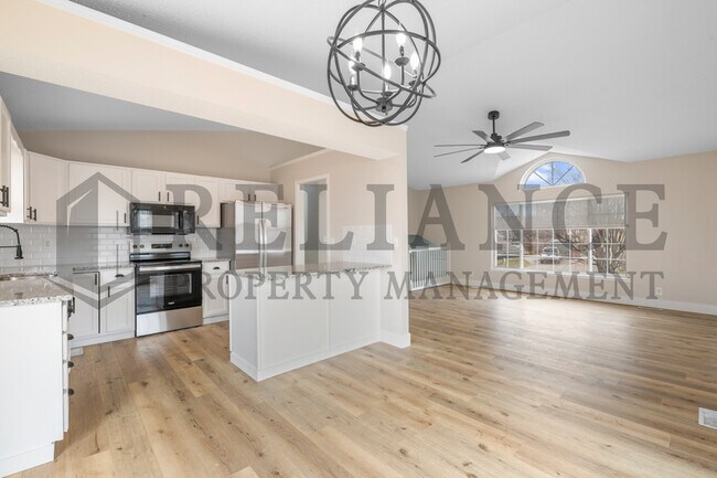 Building Photo - 215 Peachwood Dr