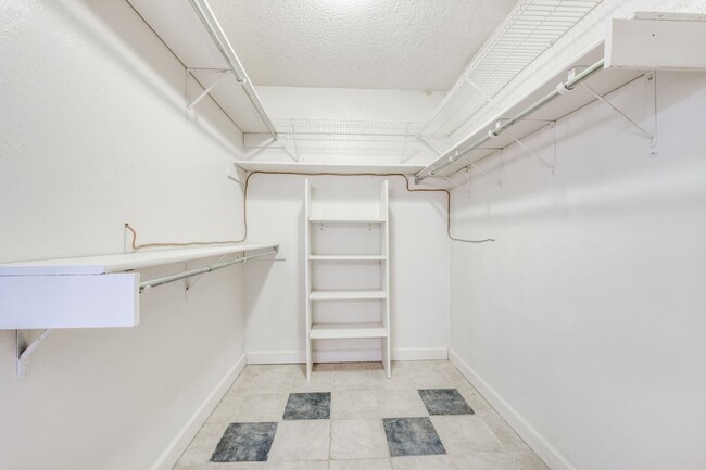 Building Photo - 1925 Parkside Dr