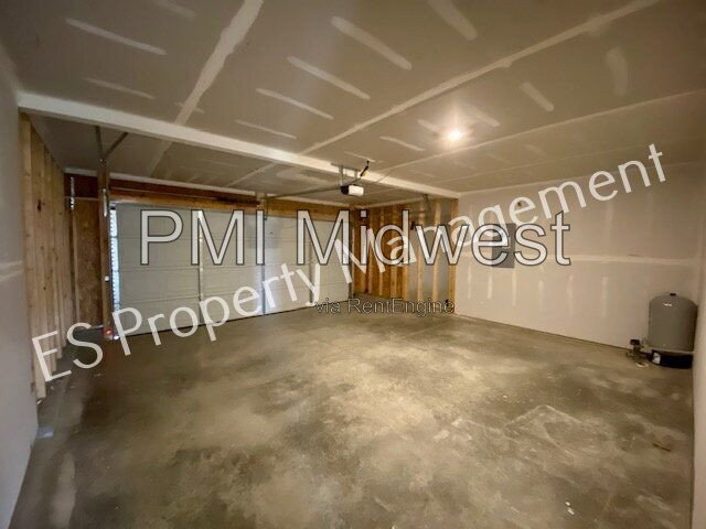 Building Photo - 2608 W Kings Cyn Dr