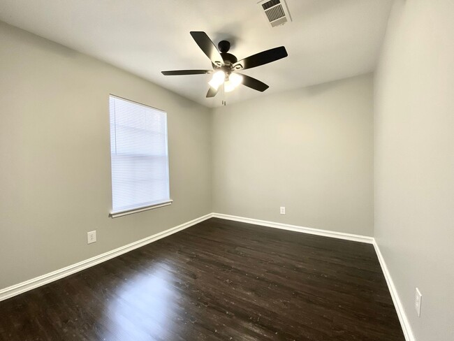 Building Photo - Stylish Move-In Ready Gem! Jenks Schools &...