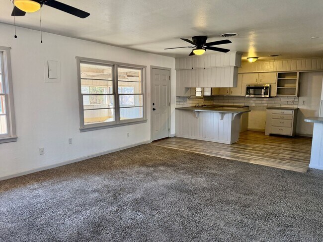 Building Photo - Adorable 3/1.5/1 in Great Location! Minutes from Tech and Hospitals!