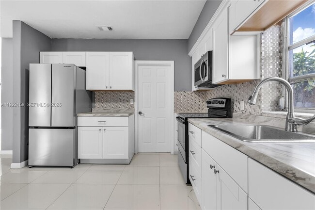 Building Photo - 2221 SW 13th St