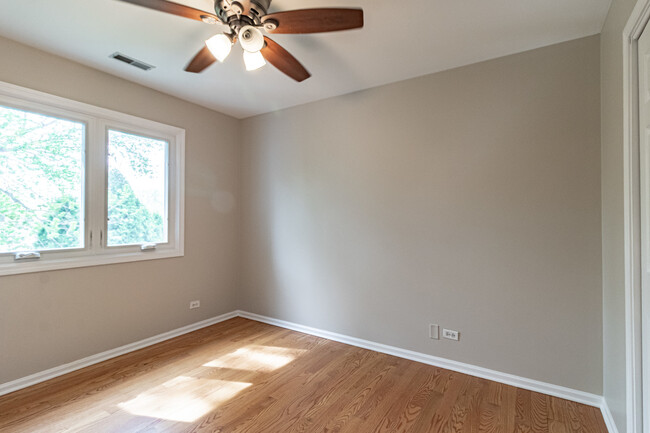 Building Photo - 690 Greenview Ln