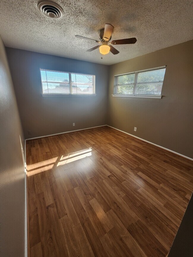 Building Photo - 3 bed 2 bath home