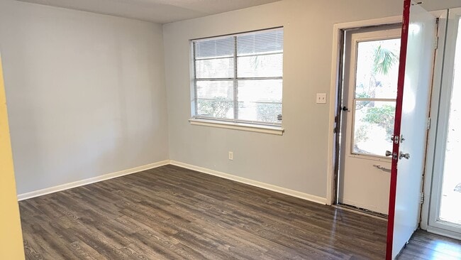 Building Photo - Cozy Two Bedroom Duplex on South End HHI