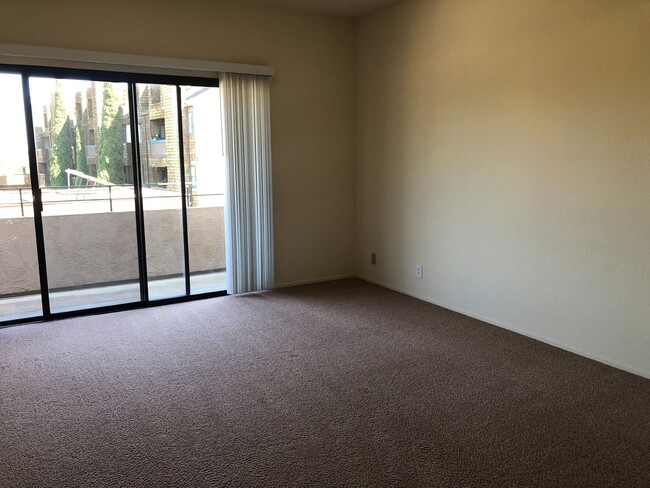 Building Photo - Spacious 3 BR Condo Located in Heart of UT...