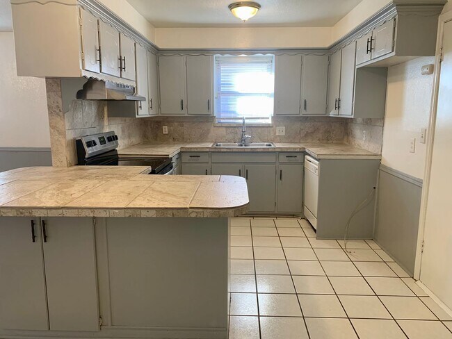 Building Photo - 3 Bed, 2 Bath Home in the Village!