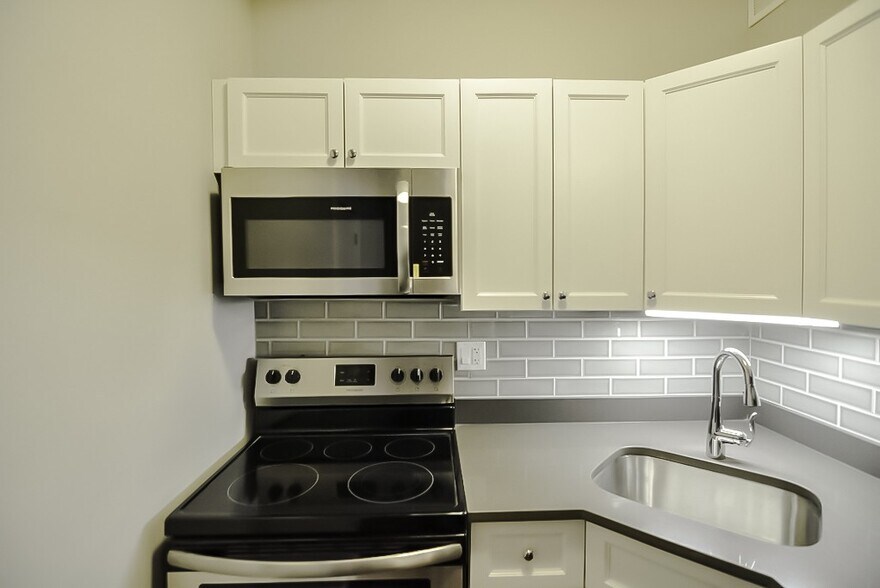 Building Photo - 823 W Lakeside Pl