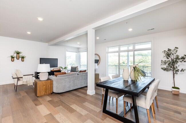 Building Photo - 617 Manhattan Blvd