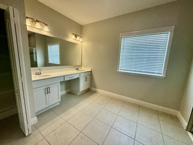 Building Photo - ***HALF OFF FIRST MONTH'S RENT FOR LEASE S...