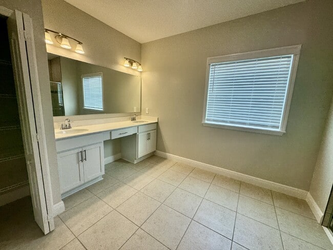 Building Photo - Spacious 4-Bedroom Home in Bradenton, FL