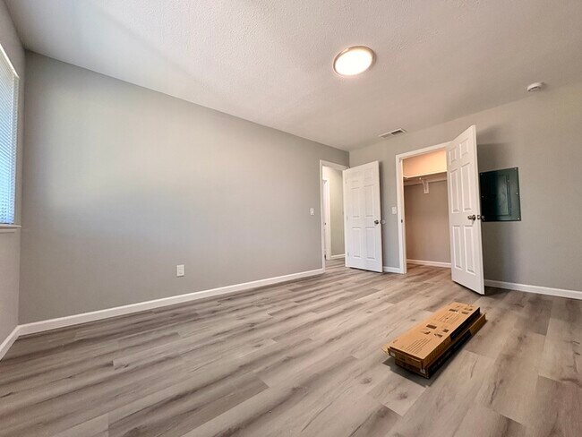 Building Photo - Beautifully updated Auburn apartment!