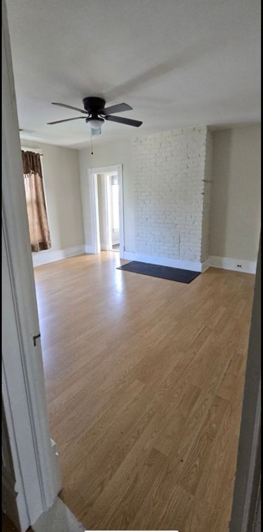 Building Photo - 3 Bedroom || 1 Bathroom Upstairs Duplex Unit