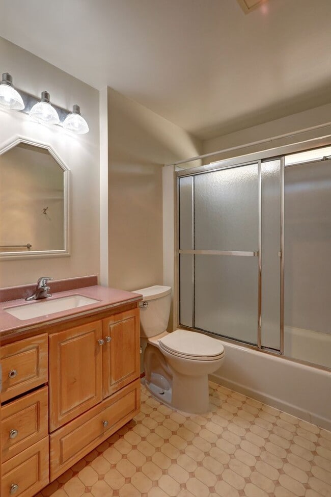 Building Photo - Beautifully Refinished 4BR 2BA Home on Lar...