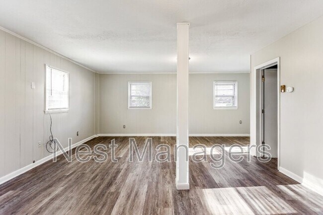 Building Photo - 1089 Essex Pl