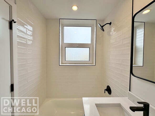 Building Photo - 901 W Carmen Ave