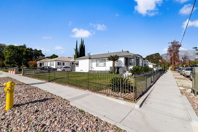 Building Photo - 587 E Arrow Hwy