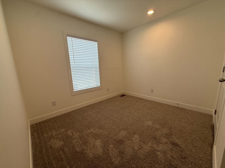 Building Photo - 3601 E Wyoming Ave