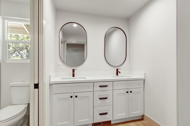 Building Photo - High-End 4-Bedroom Retreat | Designer Kitchen | Resort-Style Backyard & Pool!
