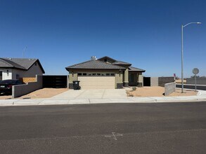 Building Photo - Newer 3 bedroom home with 2 car garage on ...